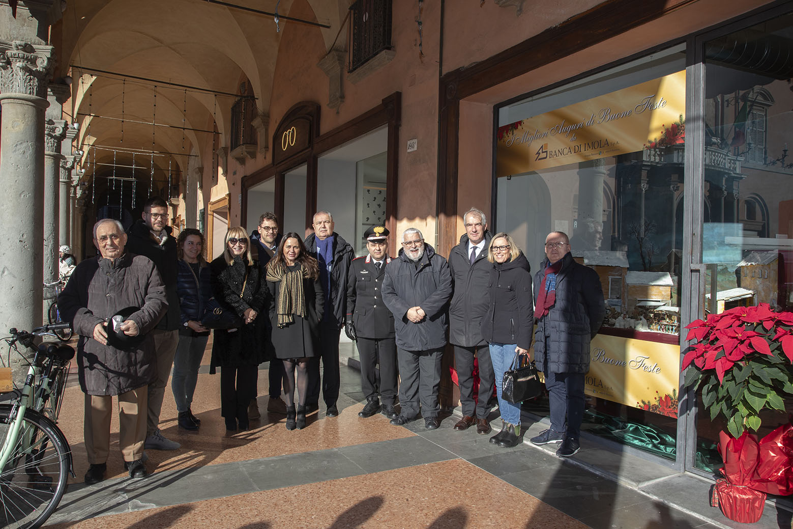 Al vescovo di Imola, Giovanni Mosciatti, la statuina del Presepe 2022